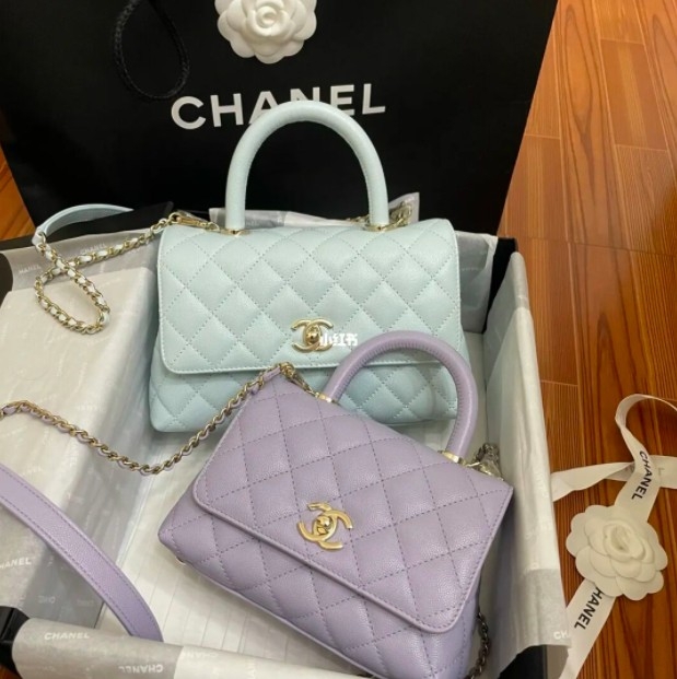 小香包中超级经典的Mini Flap Bag with Top Handle,你更喜欢芋紫色还是冰晶蓝色呢?