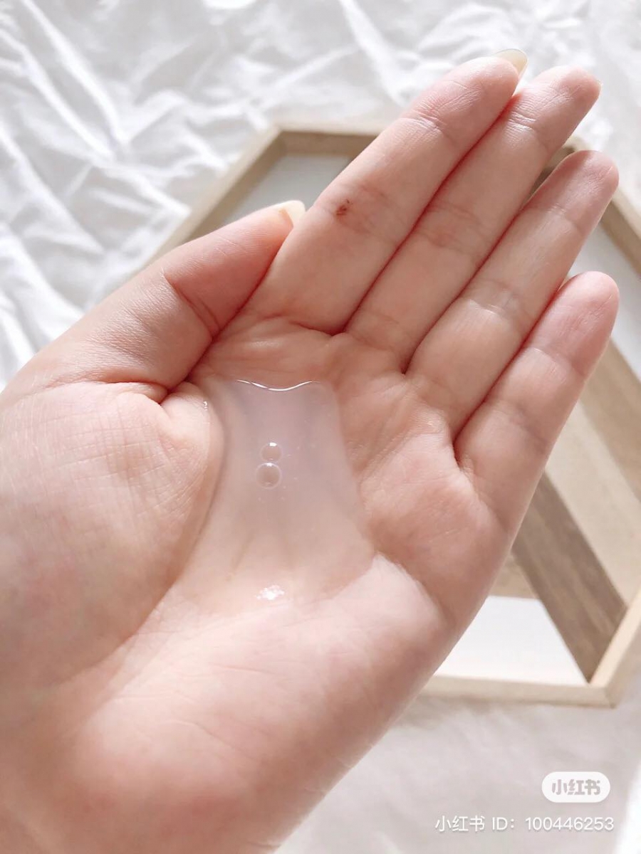 有效直达肌肤底层浸润每一个细胞，涂完后肌肤触感变得柔滑细腻，摸起来特别 Q 弹饱满，一抹轻松恢复彭润年轻美肌。