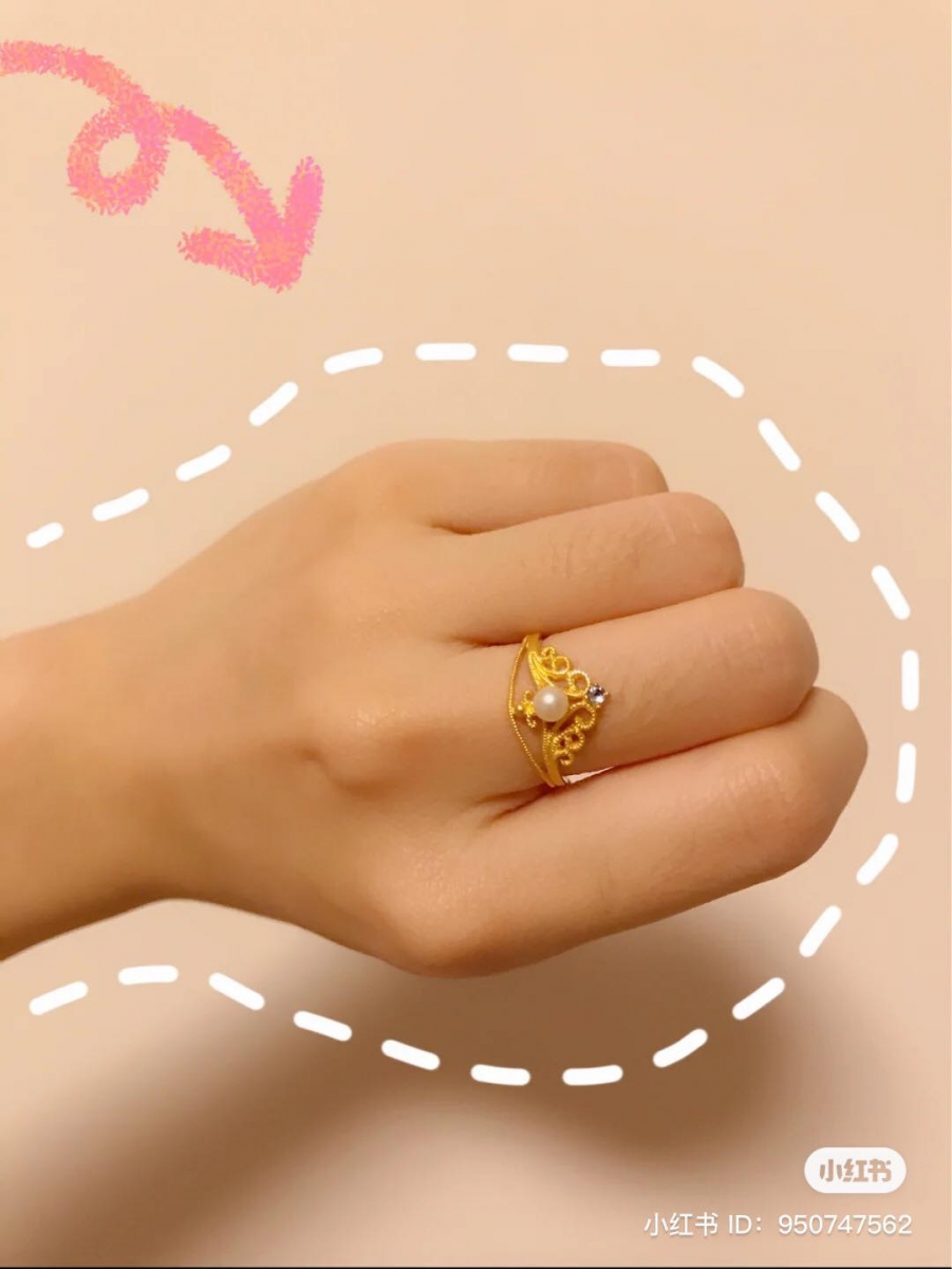 珍珠以及镶钻的点缀,戴起来非常显眼独特,让你一秒 GET 高高在上的皇后气质。