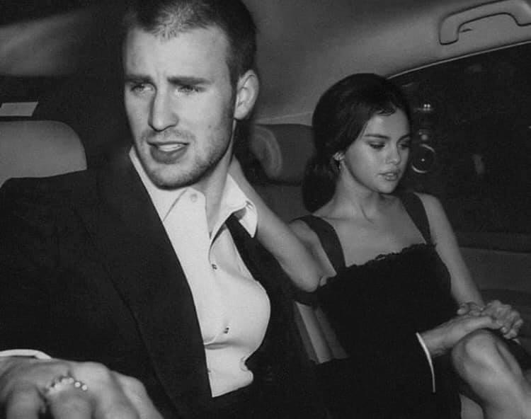 对于Chris Evans和Selena Gomez惊爆恋情,不少眼尖网民秒开启福尔摩斯地毯式搜索(笑)揪出俩人很有可能真的恋爱ing的「实锤证据」。