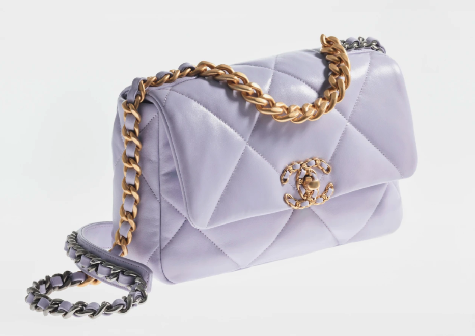 CHANEL 19 Handbag以香奈儿女士的生日日期命名;相比一贯的小香包菱格纹车缝线更阔一些,软fufu的小羊皮配以本季最新的香芋紫、冰晶蓝色,梦幻度破表!