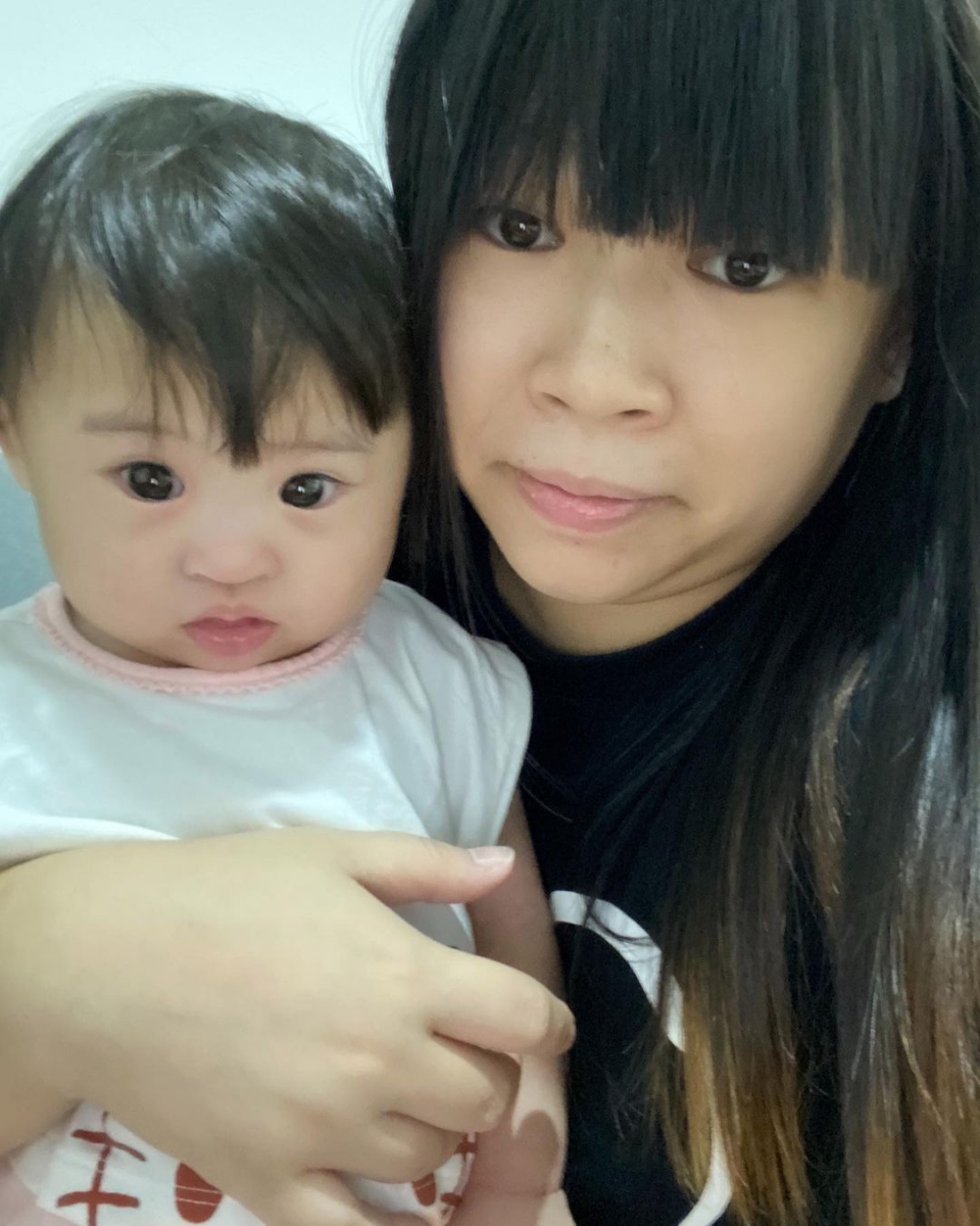 妈妈Yiyi感慨表示:「忆菡…生日快乐…好像一下子就一年了,好快哦…每次看你会新的东西的时候心情波动的时候很厉害…每天能看你开心的笑,我已经心满意足了…」