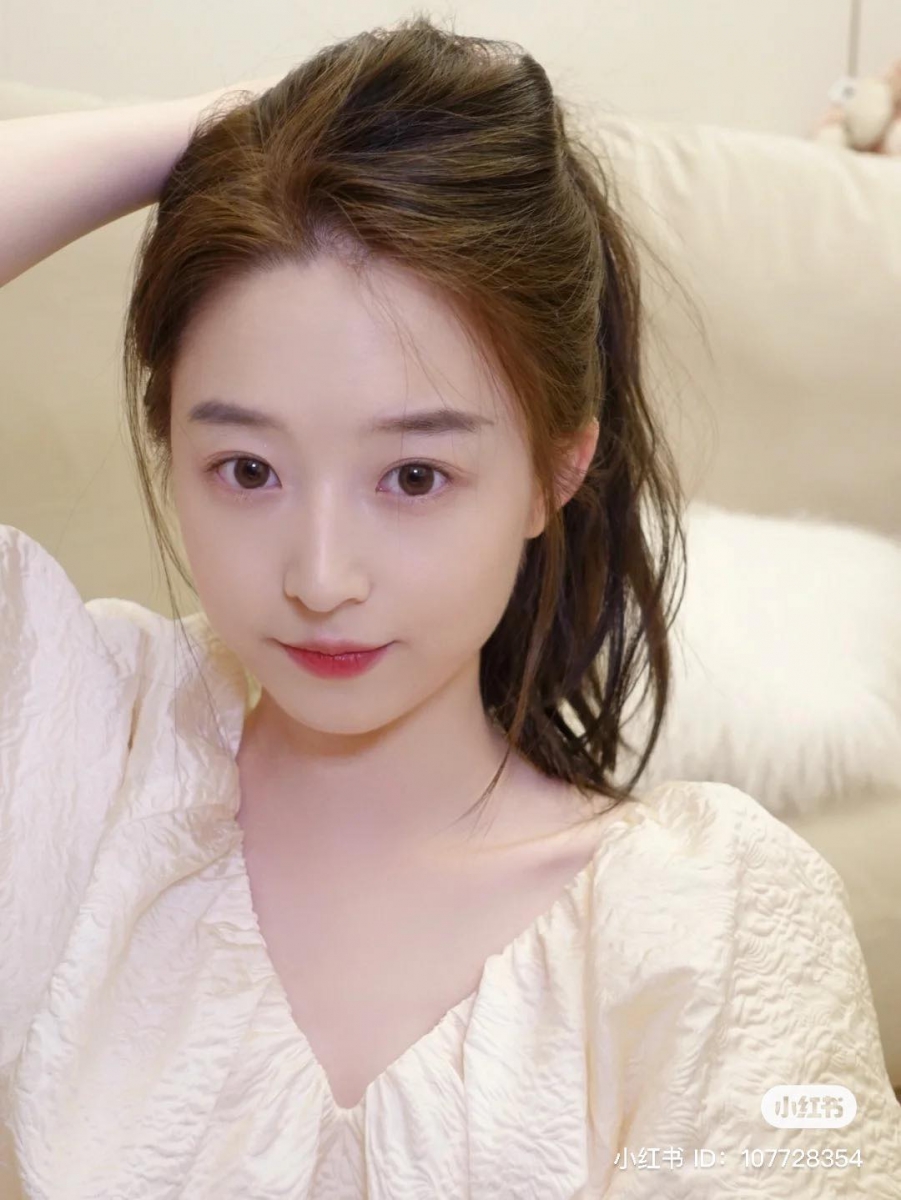 过2-3周肌肤开始适应后,拍完化妆水/爽肤水就能直接挤5~6滴使用。油皮、混油皮担心肤感很油的话,可以只点涂局部想要淡斑美白、消除痘印的位置,不必全脸使用。