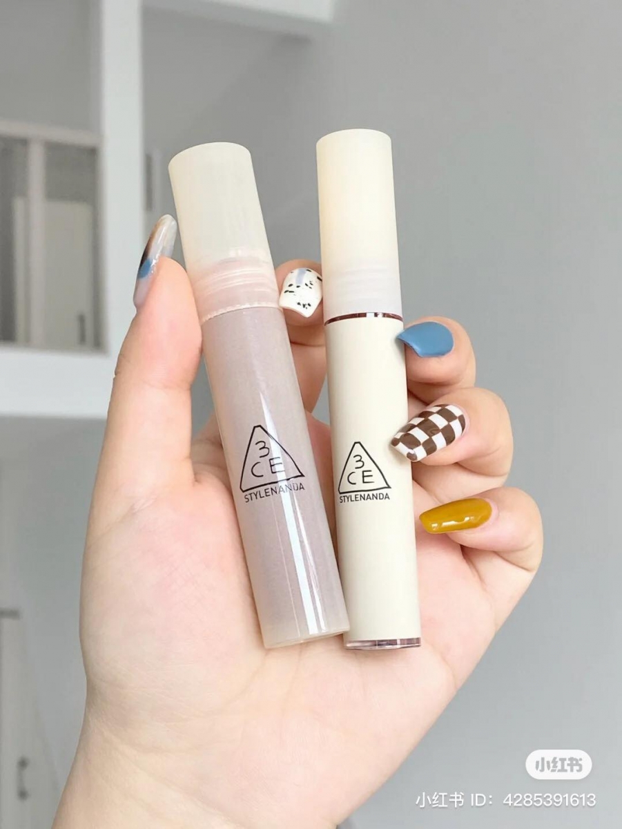 3CE 秋冬限定唇釉主要以两个质地为主,其中包括「水雾唇露」和「丝绒哑光」