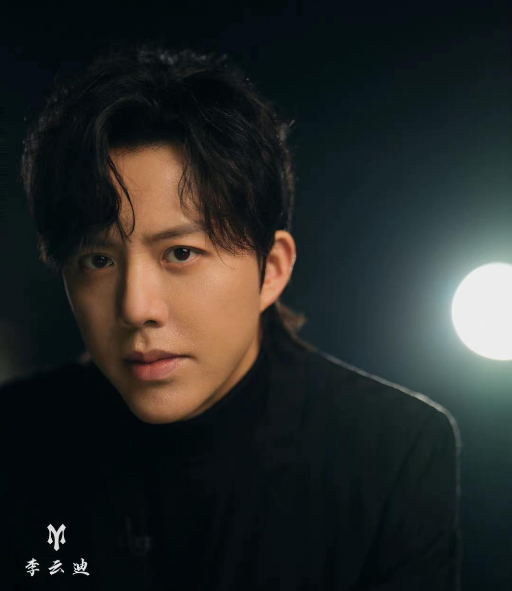 《披荆斩棘的哥哥》又有高人气哥哥出事！继开播初期霍尊因卷入私生活风波被“叮”出局、全部镜头被打码处理，今天眼尖的网民发现除了舞台演出画面以外，其余所有拍到李云迪的镜头几乎都被Cut，连名字都消失。