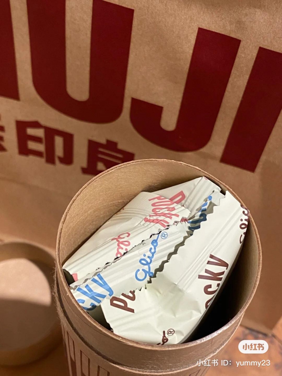 这次的联名系列一共带来 3 款不同的经典口味，分别是：牛奶、巧克力和草莓。