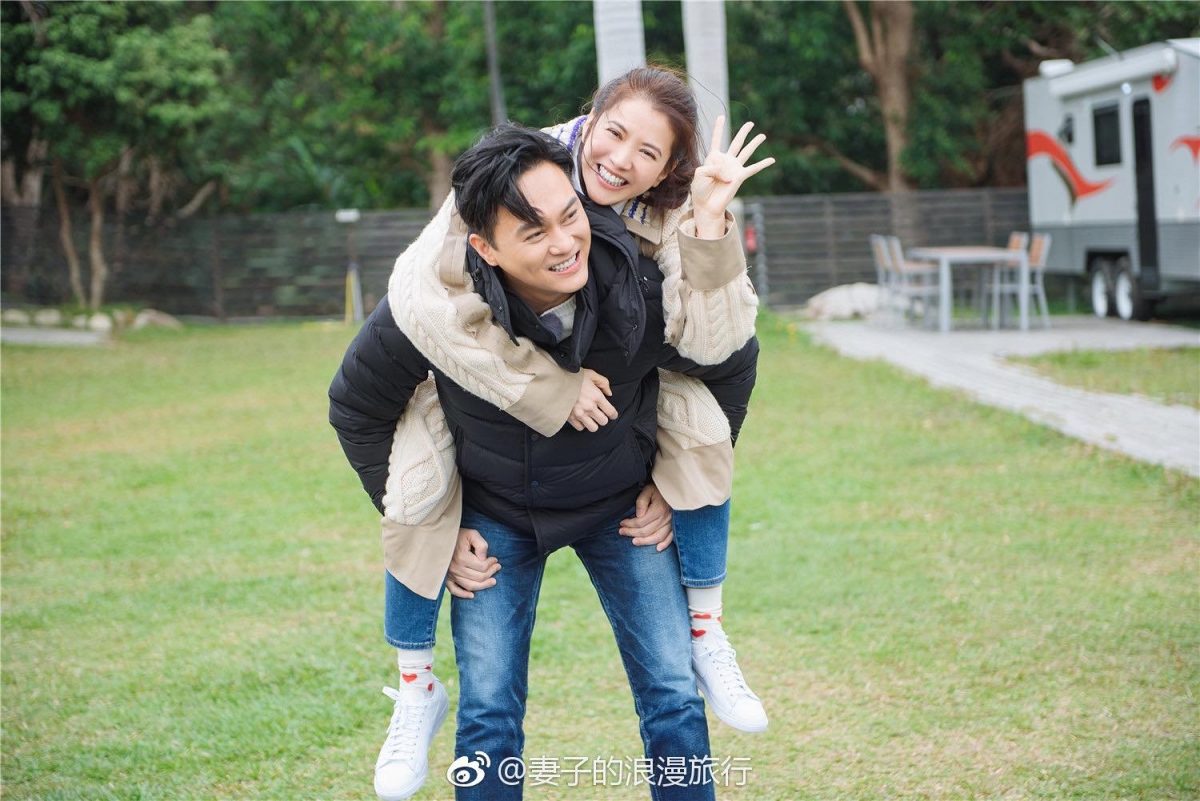 仙靓夫妇虽然经常相爱相杀爱打闹,但认真告白起来都特别走心!张智霖说:「喜欢一个人,还能最终和她结婚生子,上天真的待我不薄。」袁咏仪说:「能和他在一起觉得好幸运,再也找不到比他更好的人了。」