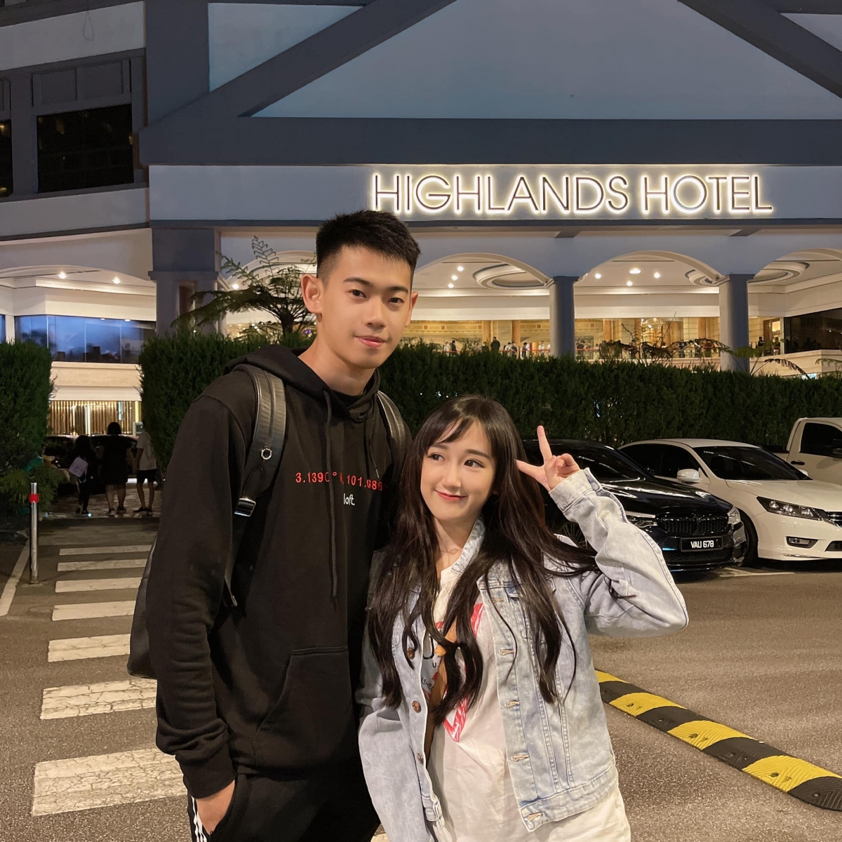 照片中只见 YBB 和她老板互动亲密站在一起,表示「应你们的要求,云顶,我们来了」~