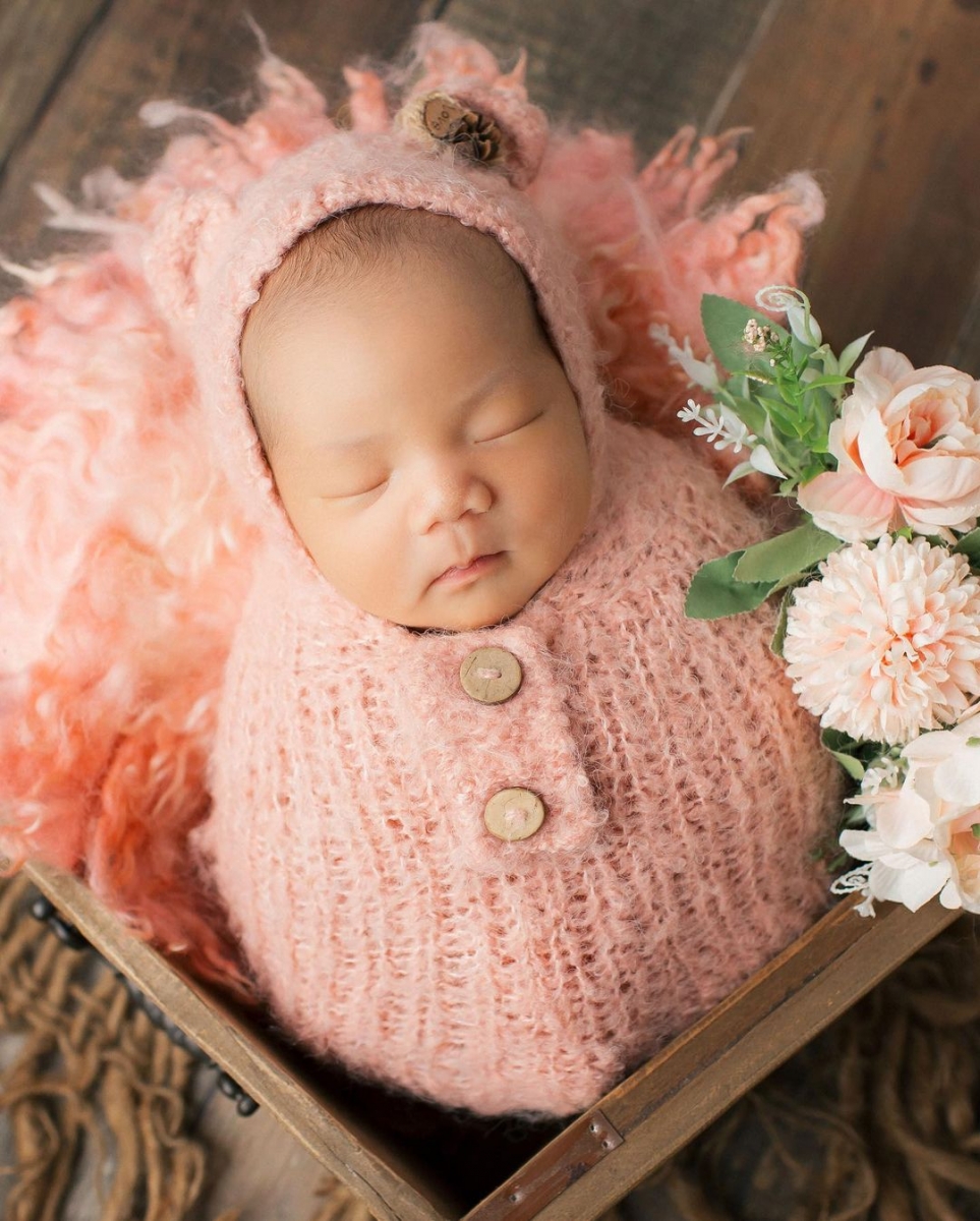 不少网友看完Baby Hannah的正面照后,纷纷留言表示五官外贸神复制妈咪Yvonne:「完全是Mini版的Yvonne啊!」、「和妈咪长到一模一样~」。