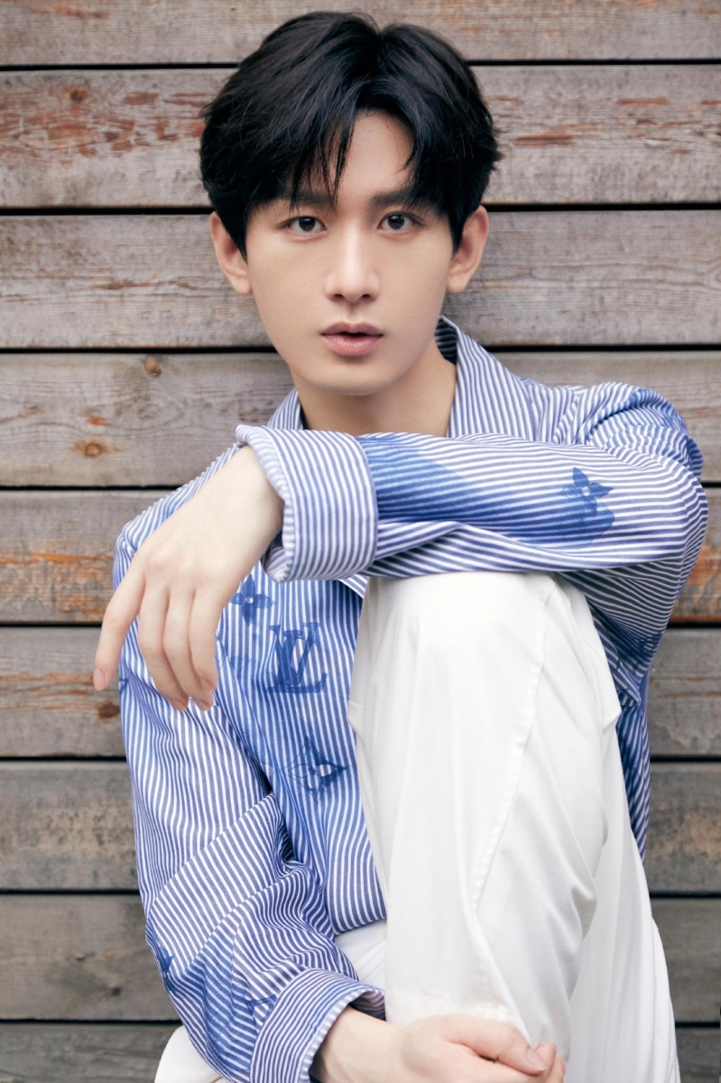 成毅本名傅诗淇，是陆剧一线小生中少数连姓氏都改掉的一员。据悉他在第一家经纪公司的建议下使用艺名出道，觉得「成毅」更加朗朗上口一些。