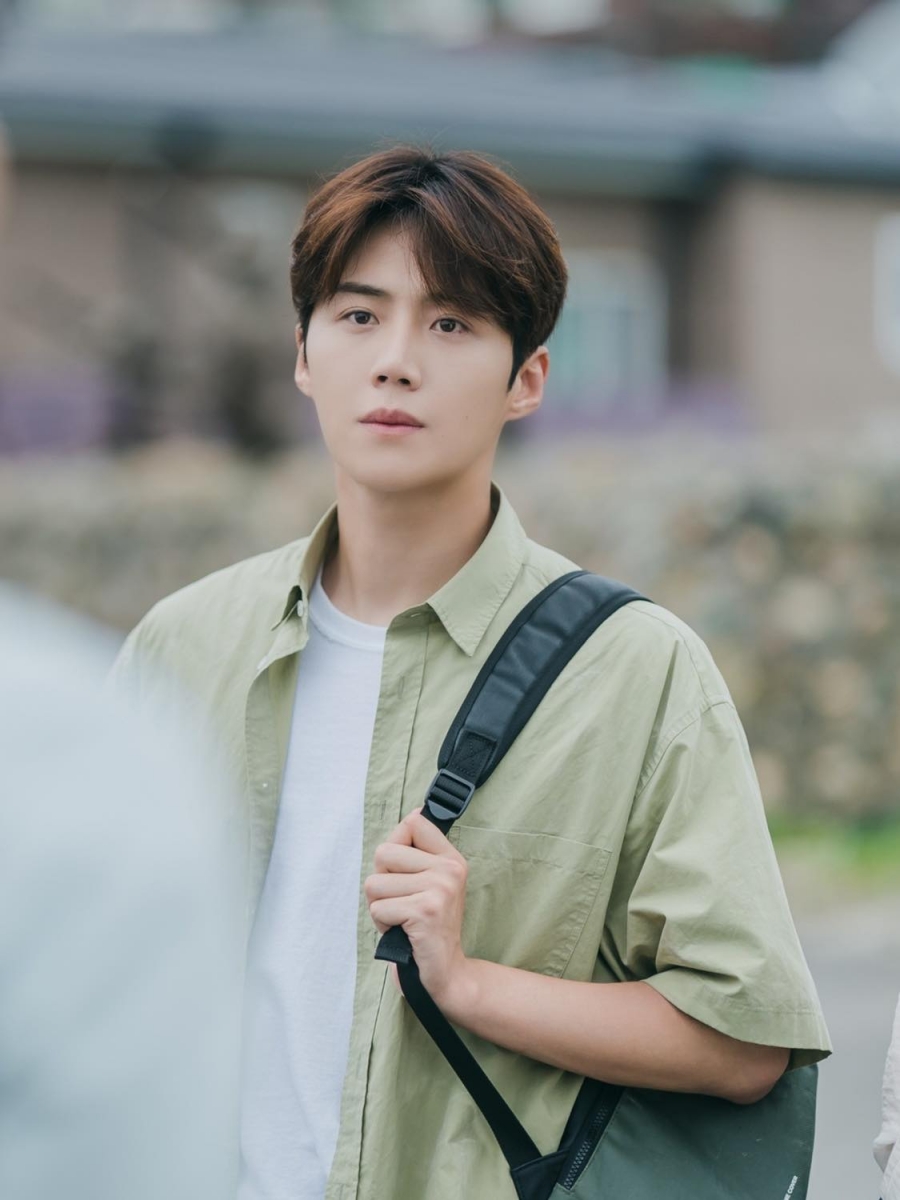 金宣虎从韩剧《Start-Up:我的新创时代》韩志平、到近期的《海岸村恰恰恰》洪班长都圈粉无数,近1年多堪称其事业上升期;素来在荧幕前形象阳光健康、爆红角色也尽是大暖男的他,此番发布官方立场承认自己是K某后即掀脱粉潮,不少网友都表示对他大失所望,倍受冲击!