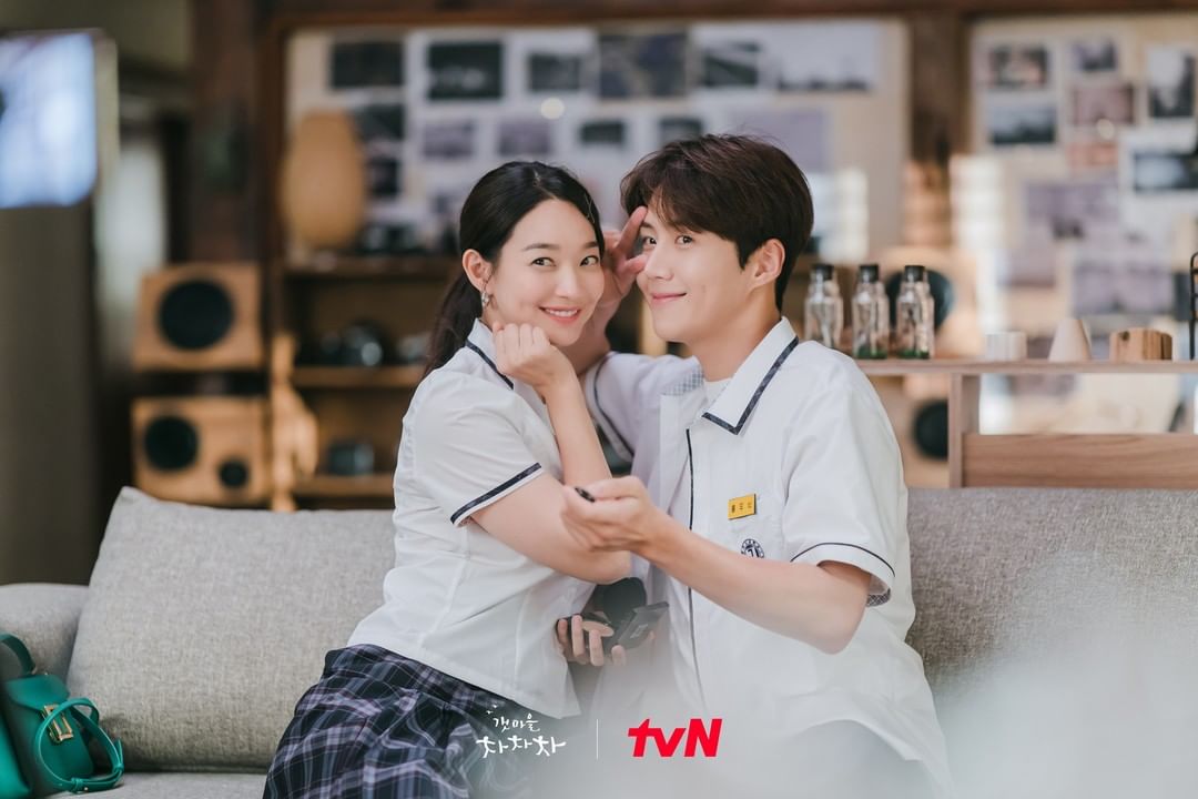 原定会在今日(19日)举行的tvN《海岸村恰恰恰》终映纪念视频采访,女主角申敏儿所属会社在男主角金宣虎疑陷私生活风波后,昨日下午突然临时取消采访行程。