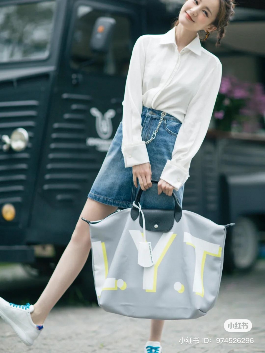 凭着爆火陆剧跃升为新一代女神「白鹿」则是以抢眼灰色包身作为基调，白色叠加黄色 L.Y.T 字母密码更是凸显了她元气青春魅力