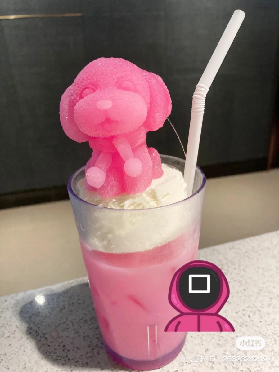 海底捞也重磅推出小熊、玫瑰和狗爪子造型饮料!粉嫩嫩的特饮加上各种可爱形状的冰雕造型,瞬间给整被饮料增加梦幻感,随便拍都是少女心爆棚画面