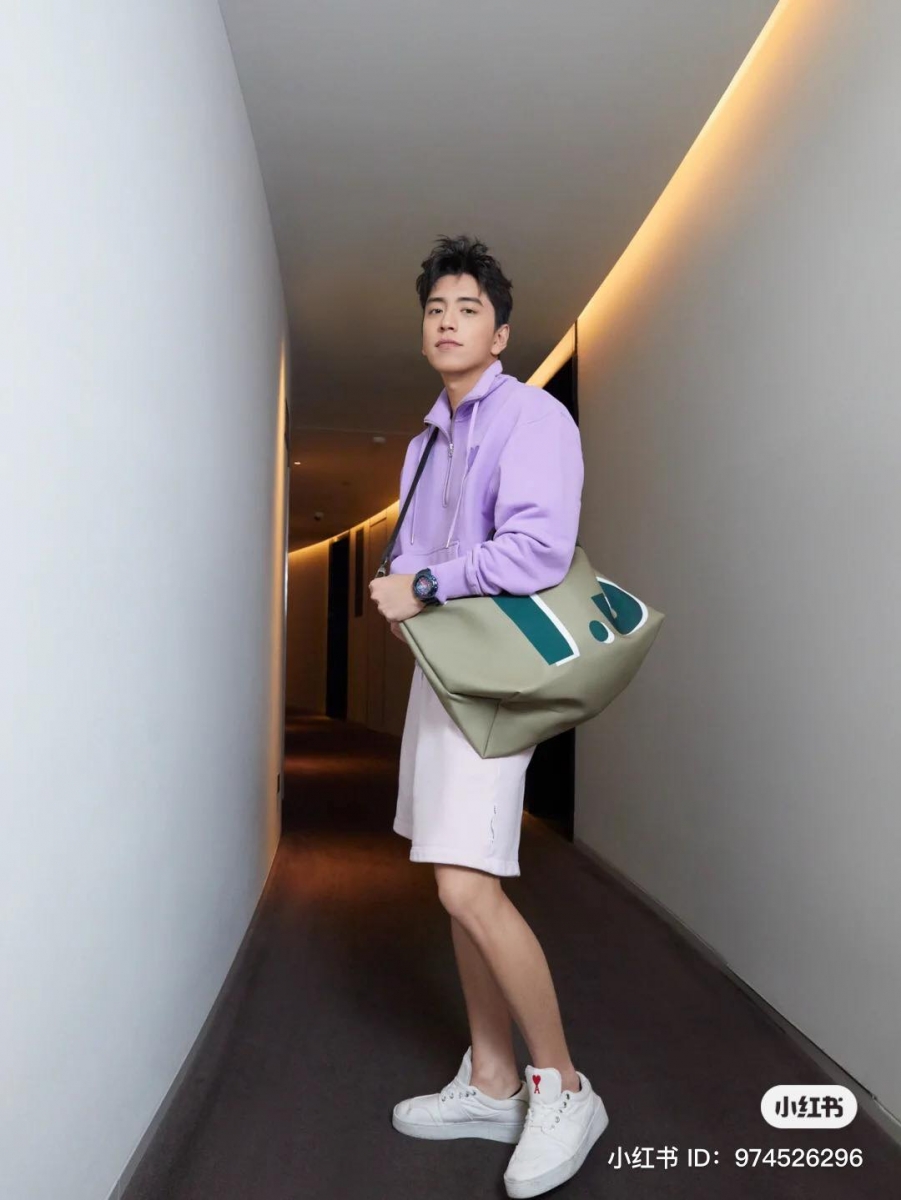 酷潮男孩代表「王大陆」营业中！在搭配上无需过多的花俏元素，米色基底加乘森林绿刻画而成的 T.J 旅行包，足以让你抢镜加分。