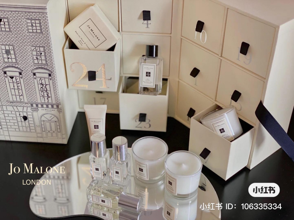 Jo Malone 将星光灿灿的设计融入瓶身中,充斥着浓浓的圣诞气息同时也呼应送礼时的祝福心意。