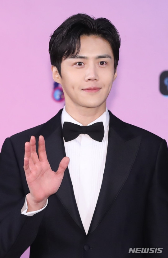 舆论导向逐渐从严厉抨击金宣虎,到现如今越来越多力挺金宣虎的声音出现;韩国媒体火速联系其所属经纪公司SALT Entertainment,想要了解当事人进一步的回应。