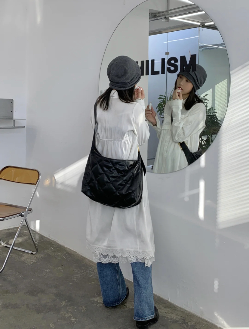 假装正在照镜子整理头发,让一旁的闺蜜帮你抓拍一张哦!