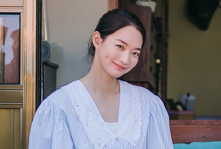 申敏儿冻龄护肤保养TIPS 1 ：女神不仅会每天确保喝足2Litre水，也会随身带水果出门，补充维生素C和膳食纤维，吃出水亮好肌肤！