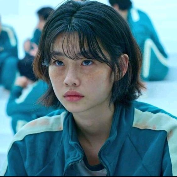 郑浩妍 1994年6月23日出生于首尔特别市,年纪轻轻却展现不凡的能力,想必她的前途会是闪闪发亮的!早前《鱿鱼游戏》四人帮演员,分别是李政宰、朴海秀、郑浩妍、魏河俊被邀请到登《吉米A咖秀》脱口秀作为采访嘉宾大谈拍摄中发生的趣事。