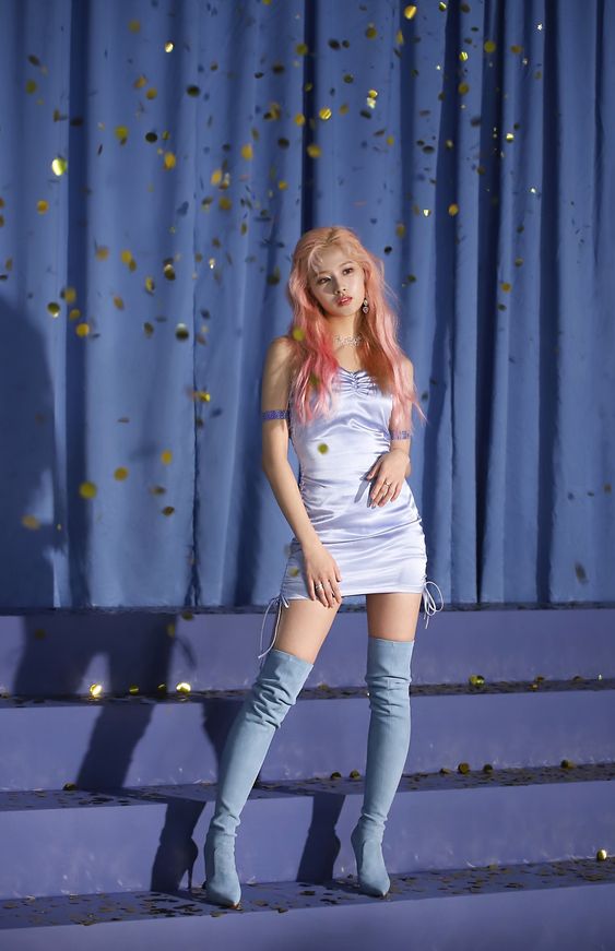 以短裙/短裤搭配长靴也能非常自然拉长腿部线条比例！