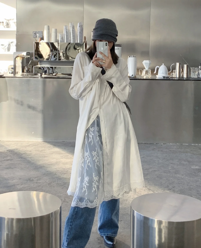 咖啡店有镜子的话就能够自己对镜自拍,自己可以调整角度和姿势