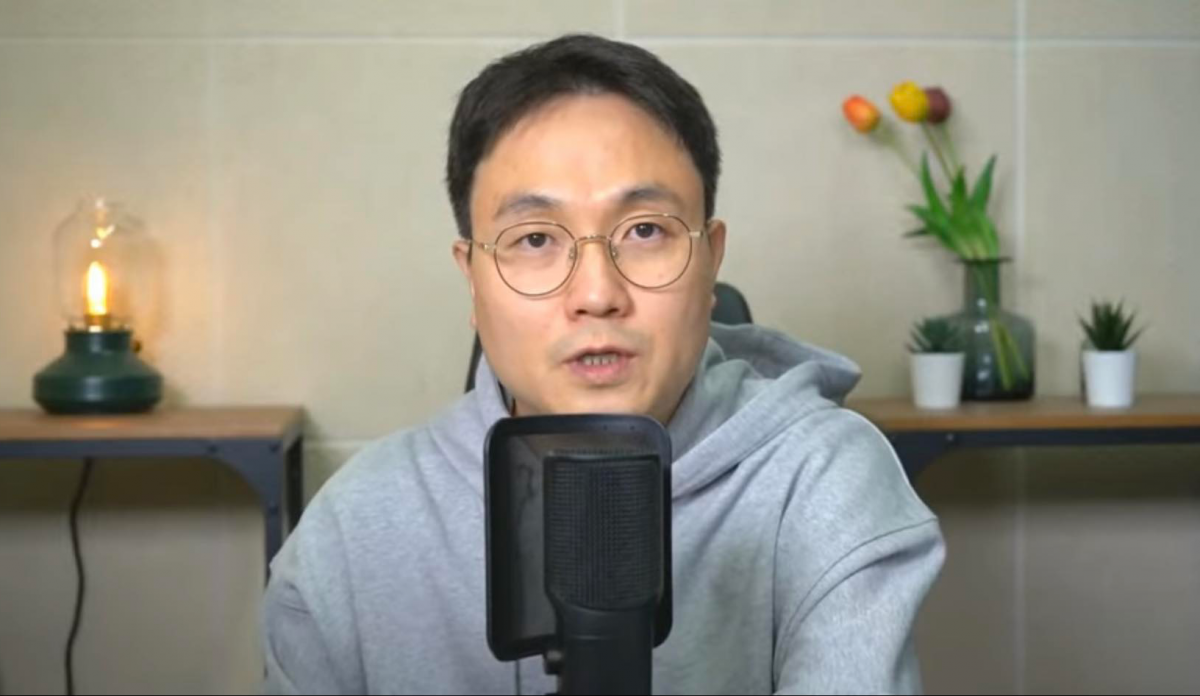 稍早前一名有在经营YouTube频道的《Sports朝鲜》娱乐记者Lee Jin-Ho(音译)开直播爆料内幕消息,迄今观看人数已达200K。影片标题直接点名K某就是金宣虎,并透露自己和公司10月初就知道了这则他和前女友的争议,内容于网络上的K某爆料文一致。