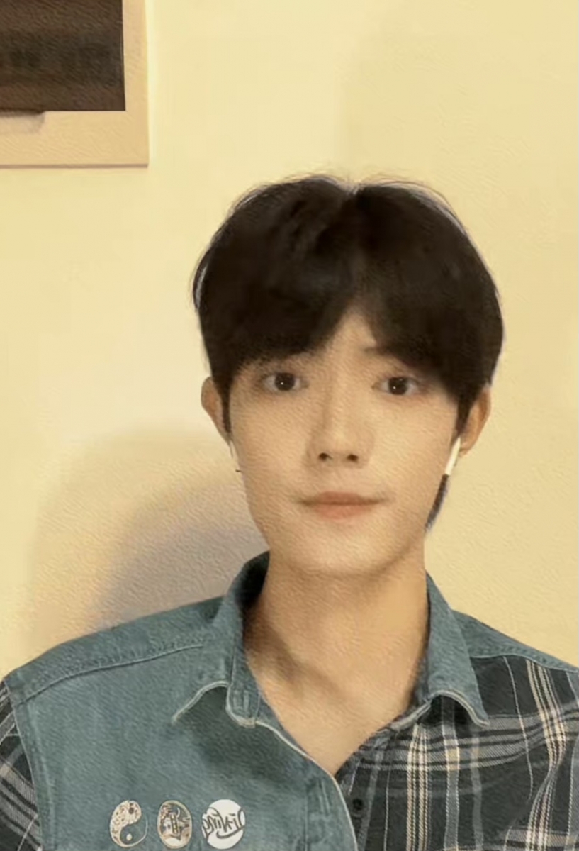 不少网友认为玖月是「全网最像肖战的网红」、「2.0版肖战」、「说是肖战的亲人也有人相信！样子不能说几分相似，是很相似啊！」