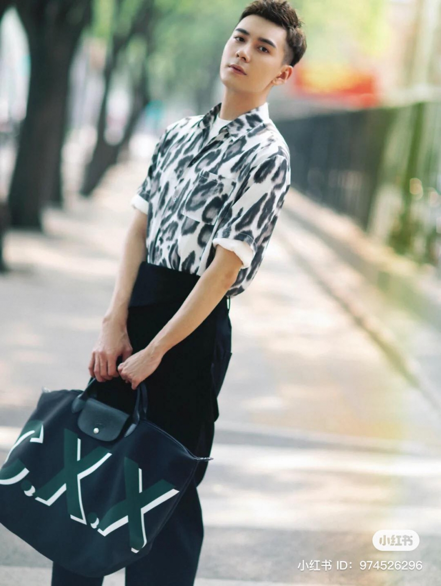 Longchamp My Pliage® Signature 订制包已经可以在线上、 The Gardens 或 KLCC 品牌专卖店买到了，赶紧为最特别的 TA 送上最有温度的祝福。