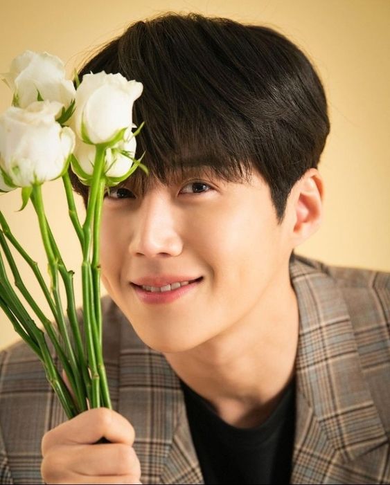 「韩国大势演员K某丑闻爆料事件」发酵了近4天后,金宣虎与所属公司今日一早(20日)终于正面公开道歉声明表示:「真心向女方道歉」、「让所有到最后都相信和支持我的人感到失望感到抱歉」,这也意味着承认了所有有关劝诱前女友堕胎等的爆料内容,形象直落谷底!