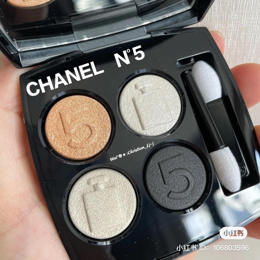 CHANEL 限量眼影盘以黑 X 灰 搭配出烟熏妩媚性感眼妆,爆闪度超高绝对是圣诞 PARTY 成为全场焦点的武器。