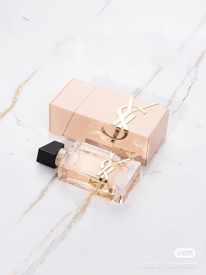若觉得买一整组的倒数日历礼盒很奢侈,大可以投资 YSL 今年刚推出不久「柔嫩粉」自由之水香水包套组