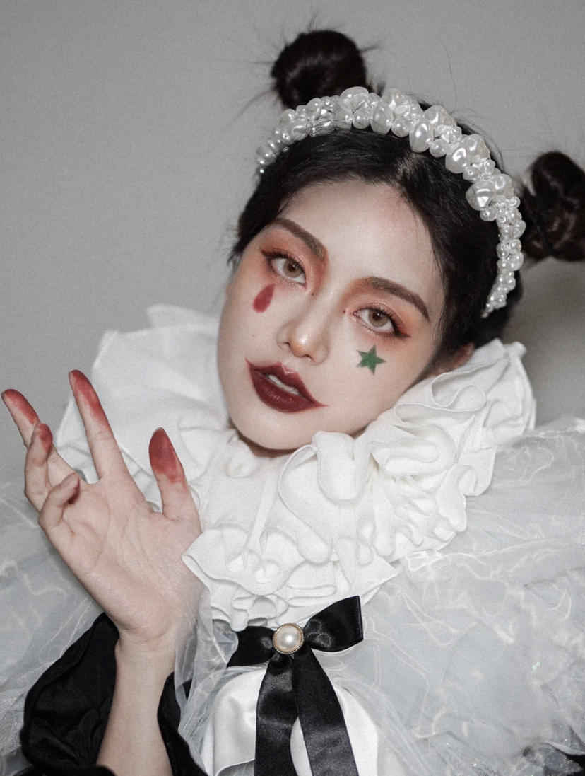 这个妆容最大的特点就是五角星和眼泪