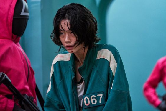 郑浩妍在《鱿鱼游戏》中饰演一名脱北者,为了能和弟弟妈妈一起生活需要金钱,走投无路只好参加拥有高达456亿韩币奖金的神秘生存游戏。