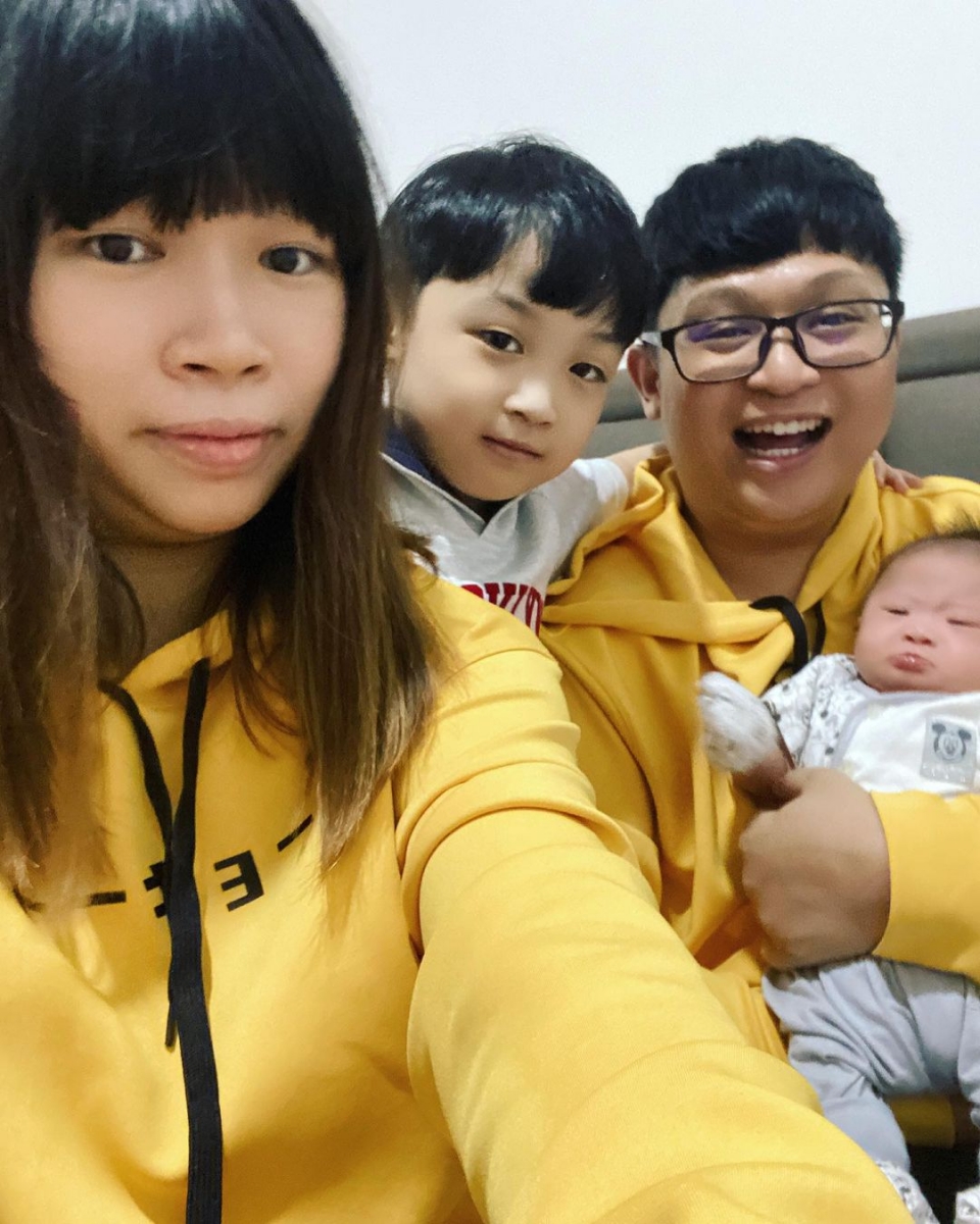 去年妹妹诞生后近一个月,伟鸿和Yiyi上传了一则关于妹妹情况的影片,透露女儿是唐氏综合症宝宝。夫妻俩坦言,他们起初知道妹妹的状况真的不知道怎么面对、哭了好多天;伟鸿忆述Yiyi生产时经历很多个小时的阵痛,以及诞下妹妹后紧急被护士、医生叫上楼,最终接获妹妹是唐氏综合症宝宝的通知...不少观众看着夫妻俩在镜头前流泪都非常心疼。
