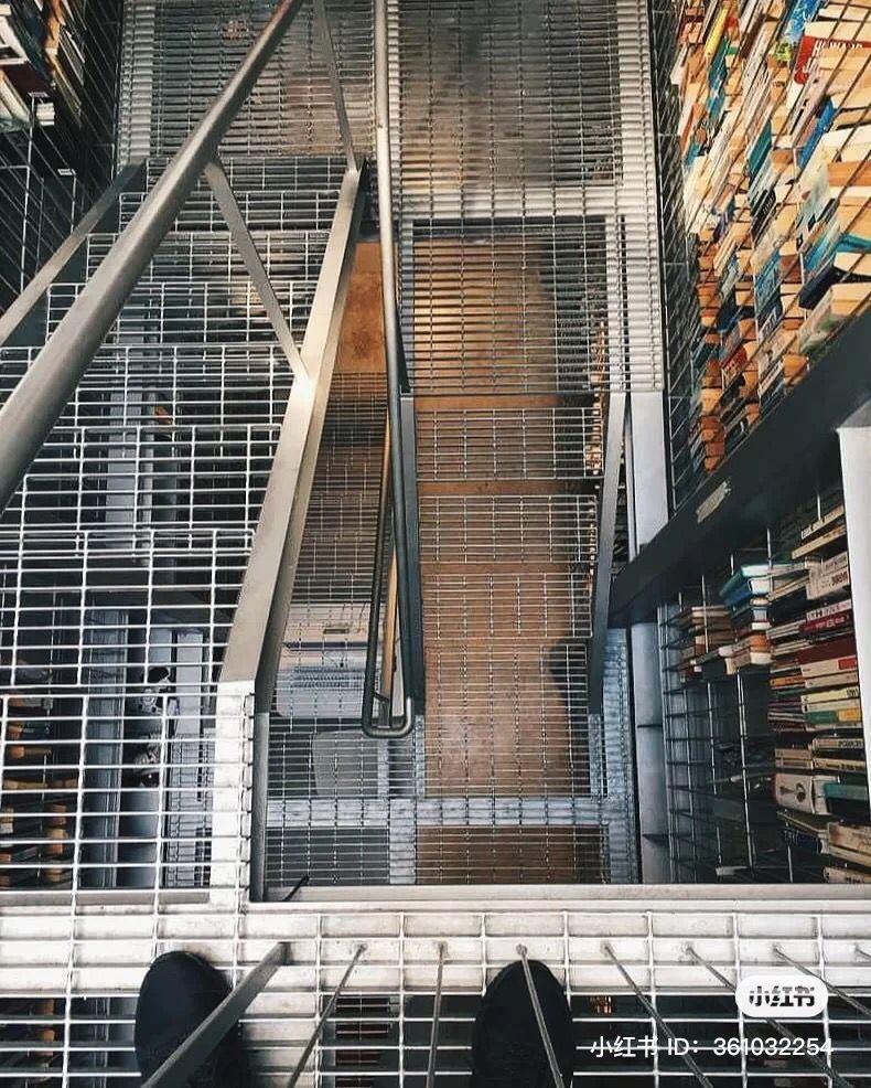 博主大大们也温馨提醒各位女孩,去的时候最好不要穿短裙,毕竟所有的阶梯都是采用镂空式的设计打造。