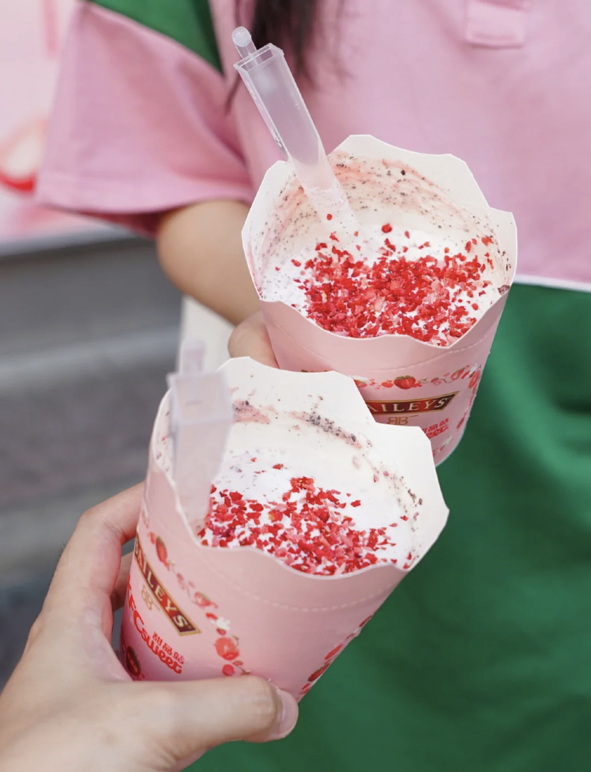 撒有脆口的草莓干和奥利奥饼干屑,吃起来酸酸甜甜又有百利甜酒的香味,让人吃得超满足的!