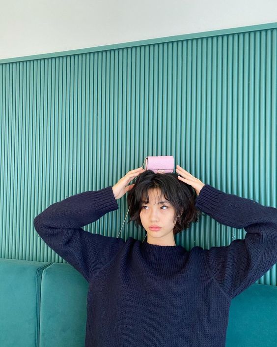 大学主修为模特儿科系的她,曾登上纽约、伦敦、米兰、巴黎等四大时装周走秀,甚至于2018年被世界模特网 models.com 选为全球排名TOP 50的超模之一。