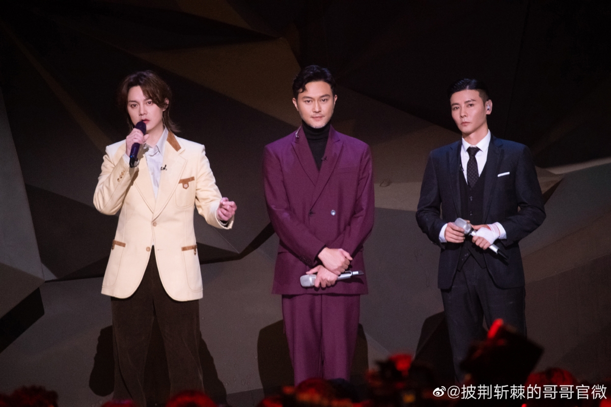 从表演的开头张晋撞破玻璃独自抚摸肩膀擦拭伤口的那瞬间，小编的眼泪就不自觉落下了。