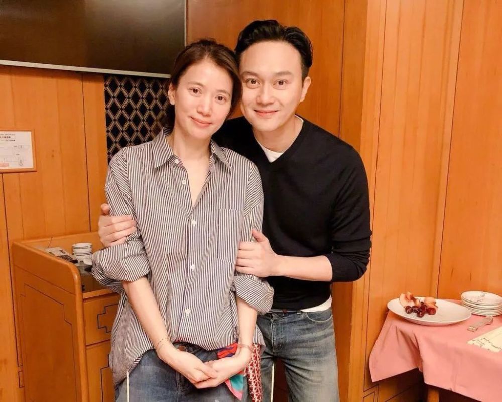「张智霖你太好了,我会让你更幸福。但我希望你不要继续再胖下去了」;「你能送包给我是你的福分」,张智霖毫无求生欲:「你去死吧」。嘴上虽互怼不留情,但卸下明星身份回归日常夫妻生活,不少网友都曾偶遇张氏夫妻牵手逛街买包包,恩爱非常!