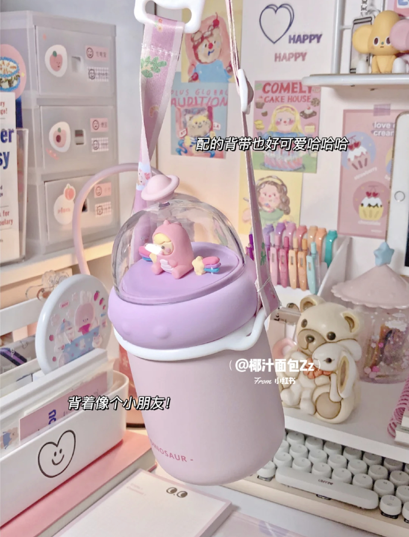 在杯盖上还有可爱的恐龙小人偶,再加上糖果色系的外表,真的超级又少女心!