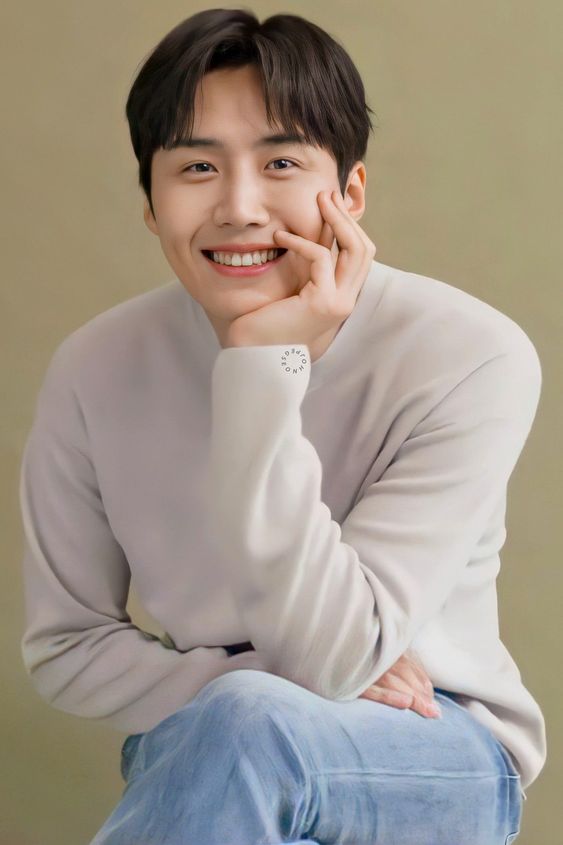 承认了前女友的爆料内容并公开道歉,让人设+角色滤镜是大暖男的金宣虎形象彻底崩塌,被不少剧迷们怒斥他是双面人。