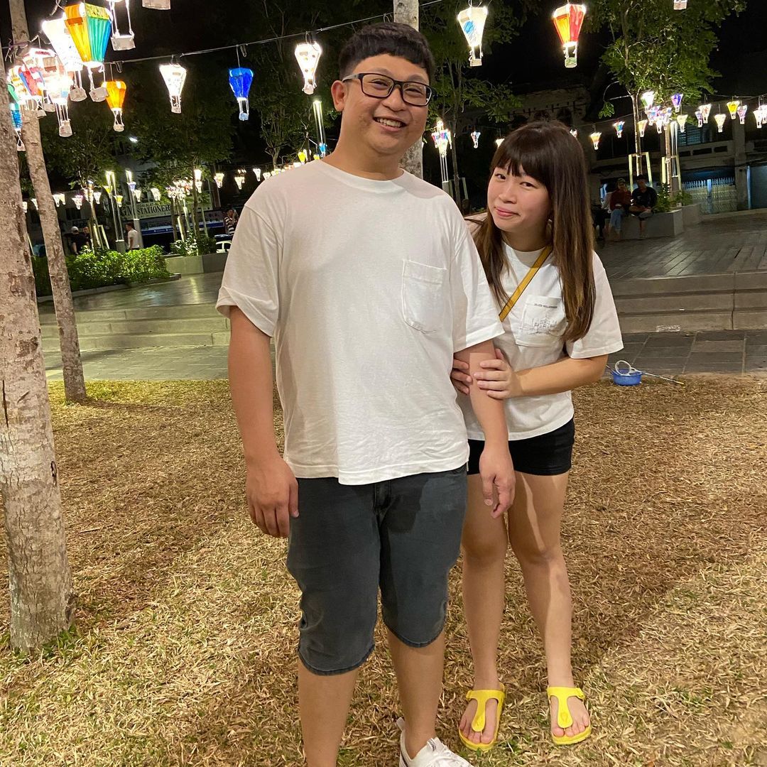 大马YouTuber夫妻档伟鸿和Yiyi稍早前分别在Instagram上公开了自己和1岁小女儿的合照为她庆生,言语间皆忆述了夫妻二人看着妹妹一路走来的成长和进步,分外感慨