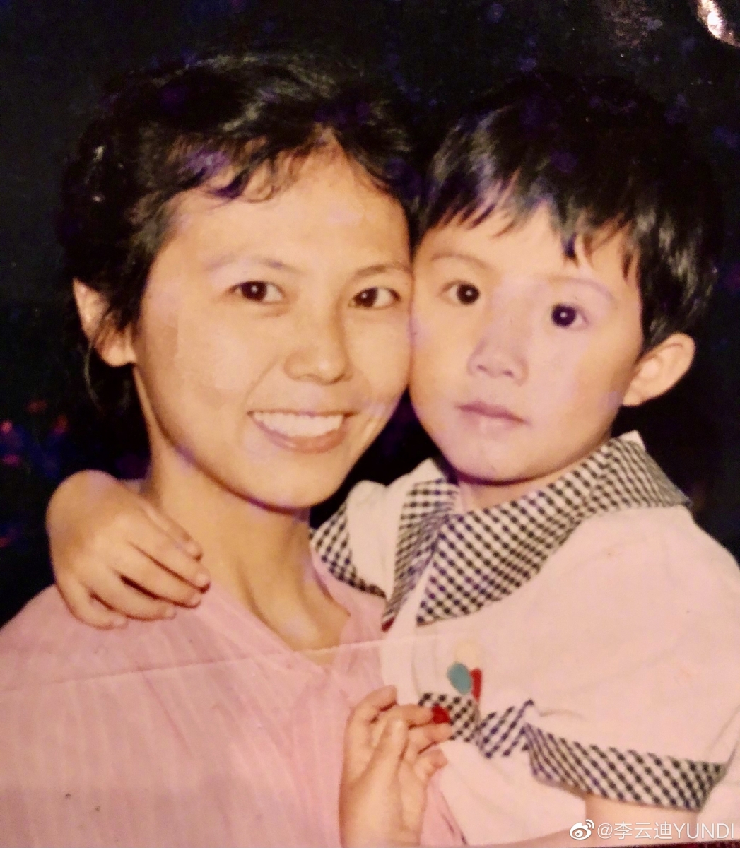 李云迪也在《披荆斩棘的哥哥》中表示从小一直专注在弹琴,所以都没有机会体验玩游戏机的乐趣,爷爷还会拧着他的耳朵督促他学琴。