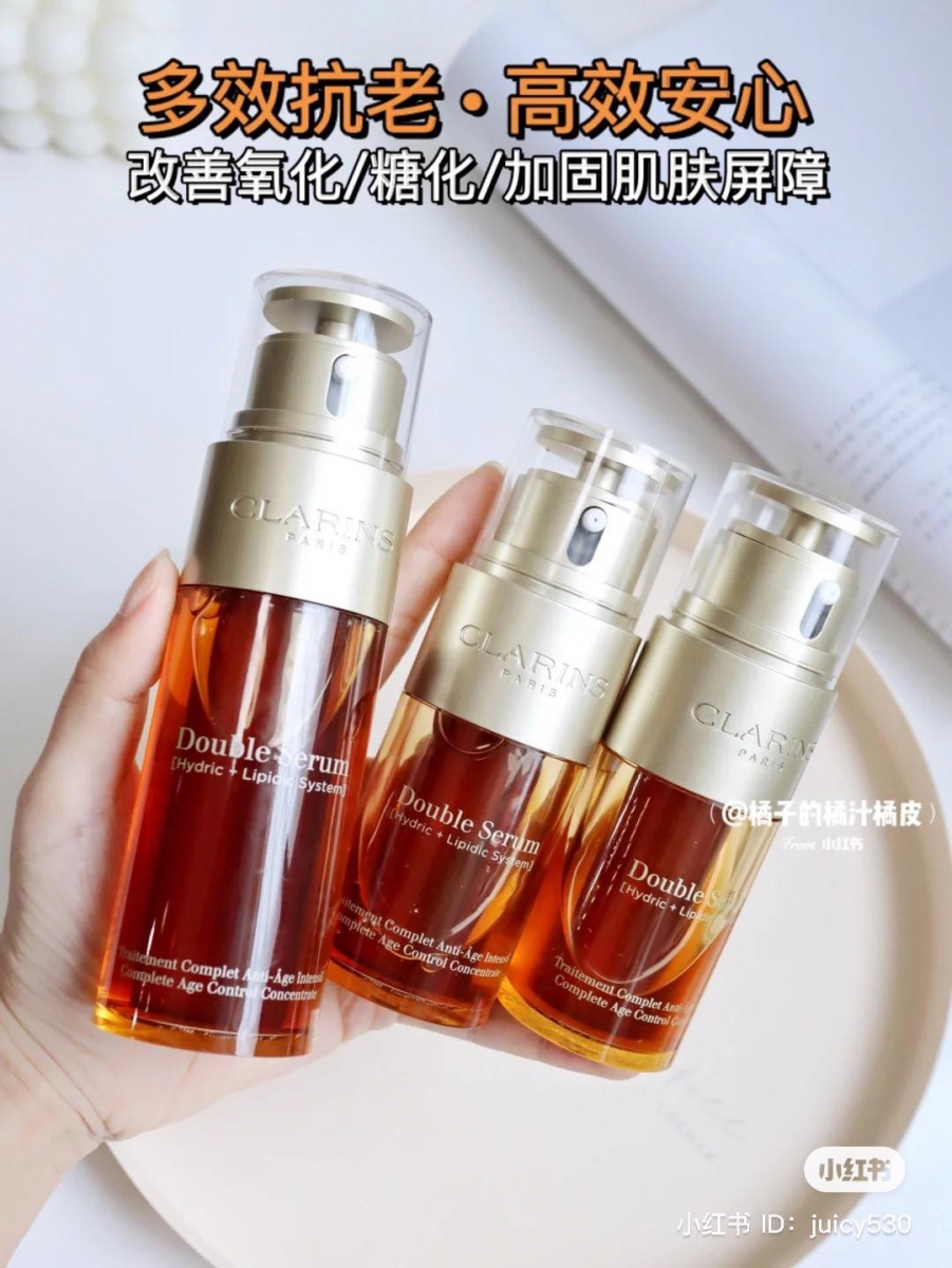 CLARINS Double Serum 双萃精华是常年免税店的大爆款,属于全效型的一款抗初老精华液,其中蕴含了姜黄等植物精粹,主打舒缓修复、赋活肌肤。最特别的亮点,在于其「半油半水质地」,大大降低了乳化剂对肌肤产生的负担。