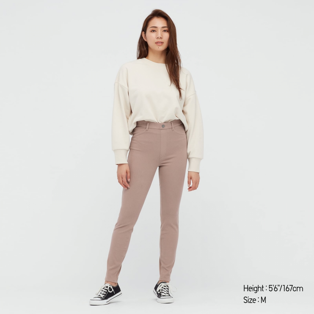 UNIQLO 紧身牛仔裤系列也备受女孩们的欢迎,采用了高弹力的针织布料打造