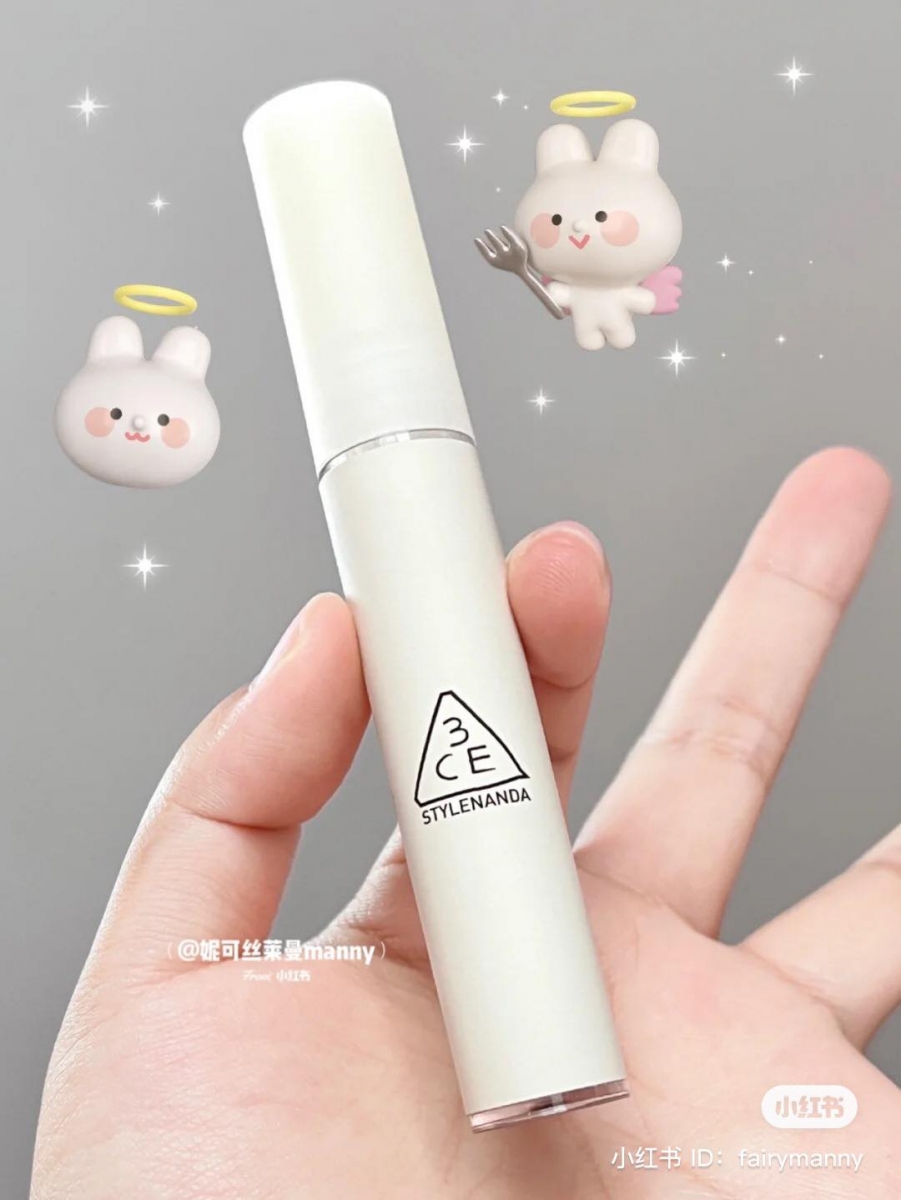 另外,「丝绒哑光」唇釉则是披上了雾面质感的「奶油白」包装