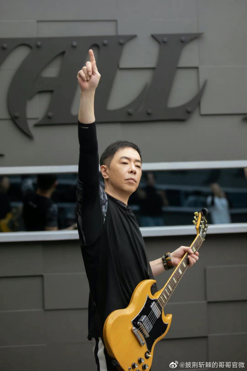 《披荆斩棘的哥哥》每周节目除了哥哥们的舞台演出、排练片段,个人采访和幕后花絮互动等也频频掀热议!57岁的黄贯中Paul参加节目后屡登热搜人气再暴增,与此同时,网上也出现了质疑他「靠唱旧歌、已故黄家驹卖情怀捞钱」的声音。