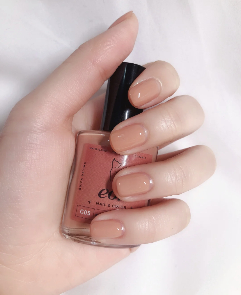 超温柔的日系感杏裸粉色，属于水性指甲油可以自己撕拉掉，上手效果自然适合新手使用