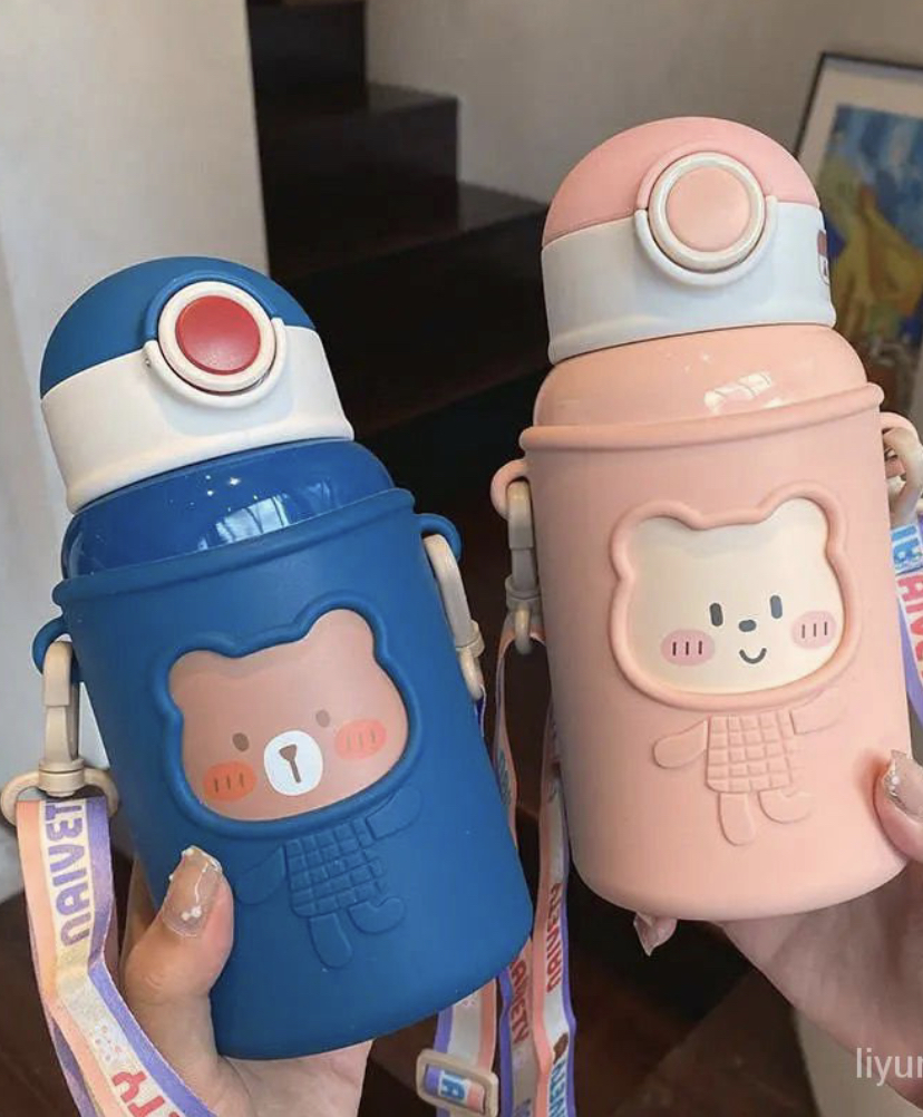 圆滚滚的糖果色系搭配软萌小熊,配有了挂绳的设计方便携带